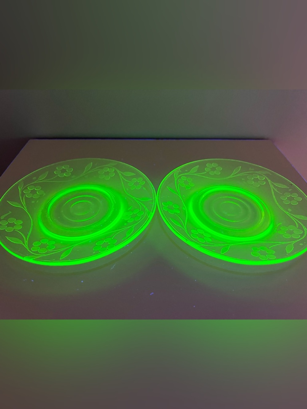 “Glowy Glass” 2 Uranium saucers/small plates with pretty etched design - Picture 3 of 7